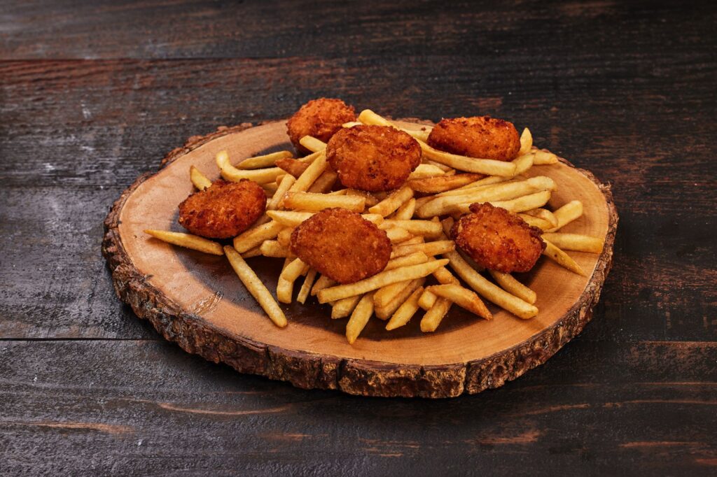 Nuggets de pollo y papas fritas